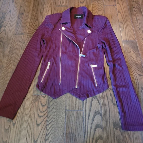 NWOTStylish Jacket/Blazer/Top,Versatile,beautiful gold finishes for classy look. - Picture 4 of 16